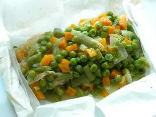 Salmon en papillote with small vegetables 