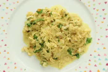 Fish fillets with cabbage and curry