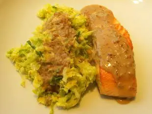 Pan-fried salmon with white cabbage