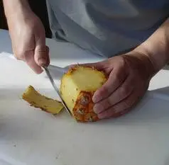 How to peel a pineapple : Photo of step #4