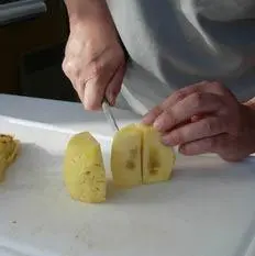 How to peel a pineapple : Photo of step #6