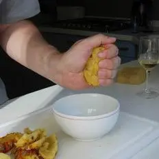 How to peel a pineapple : Photo of step #9