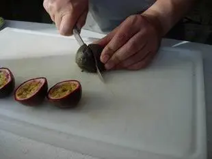 How to extract passion fruit juice : Photo of step #1