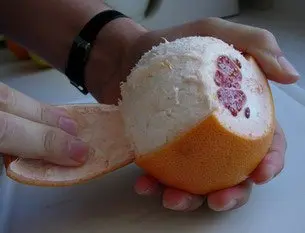 How to peel a fruit : Photo of step #3