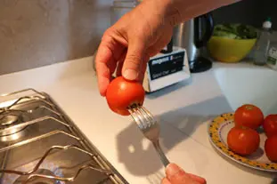 How to peel tomatoes using a flame : Photo of step #2