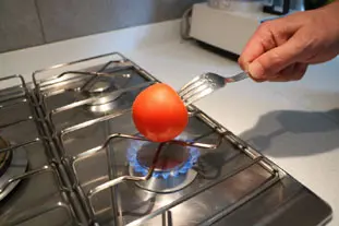 How to peel tomatoes using a flame : Photo of step #3