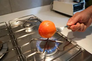 How to peel tomatoes using a flame : Photo of step #4
