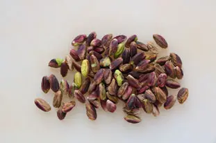 How to peel pistachios : Photo of step #1