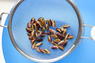 How to peel pistachios : Photo of step #3