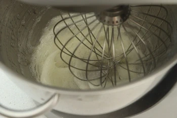 How to beat egg whites : Stage 2