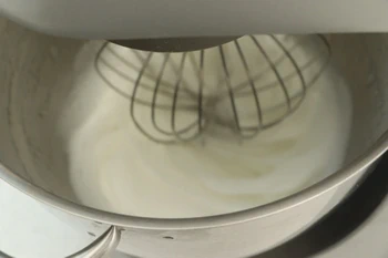 How to beat egg whites : Stage 3