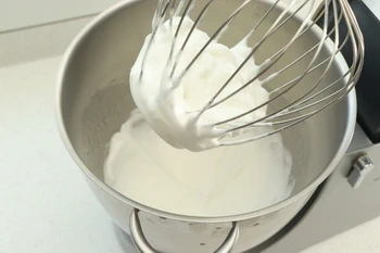 How to beat egg whites : Stage 4