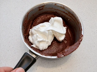 How to add beaten eggs whites to a mixture : Stage 1