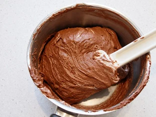 How to add beaten eggs whites to a mixture : Stage 2