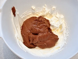 How to add beaten eggs whites to a mixture : Stage 3