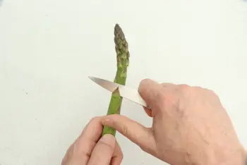 How to prepare green asparagus : Stage 2