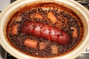 Sausage and lentils "en cocotte"