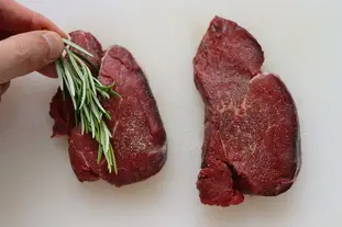 Tenderloin steaks marinated in red wine with rosemary : Photo of step #2