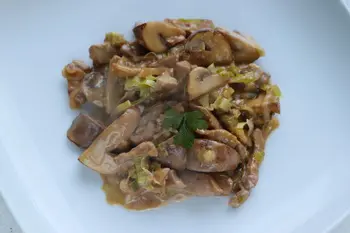Sliced veal with leeks and mushrooms