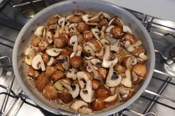 Sliced veal with leeks and mushrooms