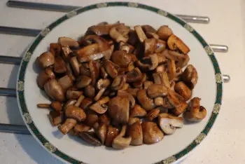 Pork escalope with mushrooms and sage cream