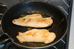 Pan-fried chicken breast on mozzarella : Photo of step #4