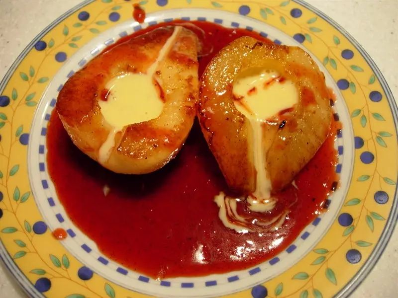 Sautéed pears with custard and orange syrup 