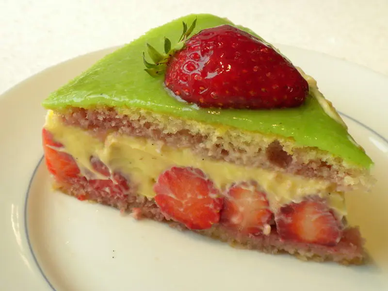 Fraisier (French strawberry cake)