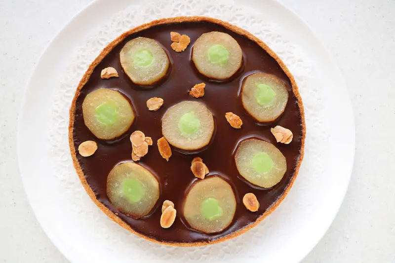 Pear and chocolate tart with a hint of mint