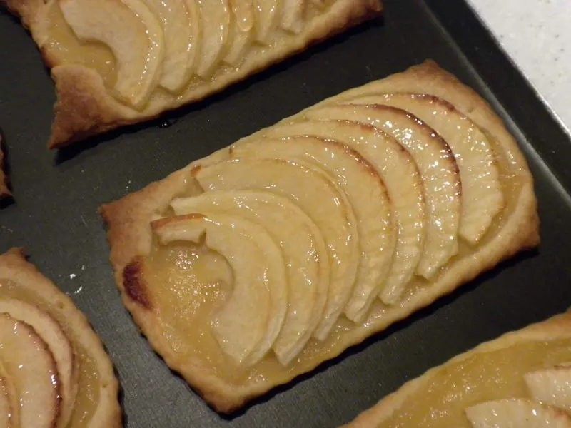 Apple semelles (flat apple tarts)