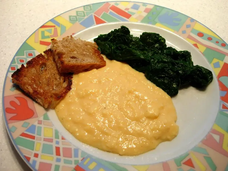 Scrambled eggs with butter-fried bread and fresh spinach