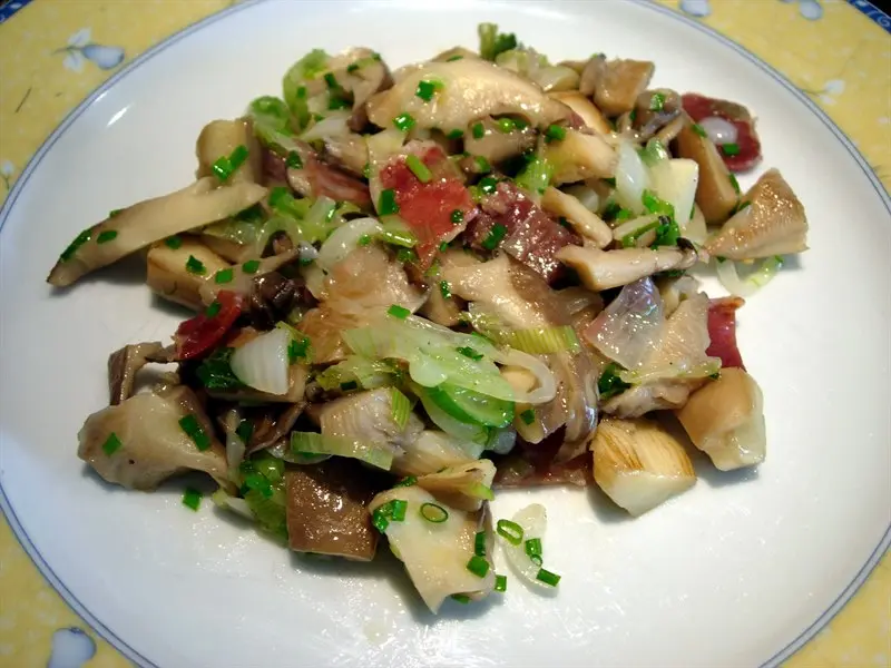 Sautéd mushrooms with spring onions and cured ham
