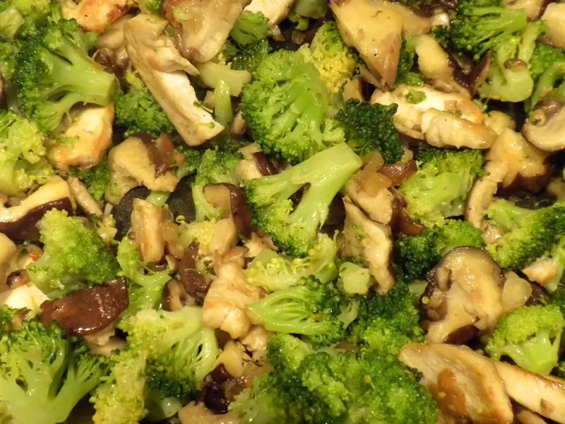 Sliced chicken with mushrooms and broccoli