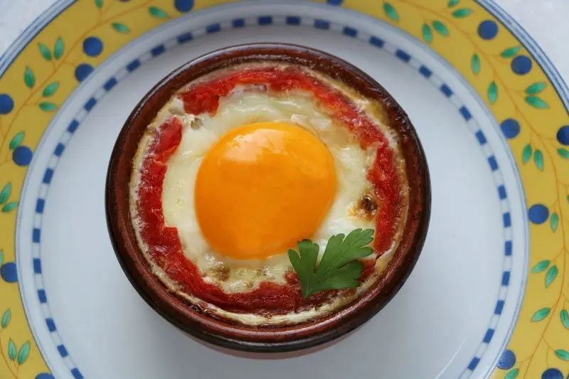 Eggs in tomato shells
