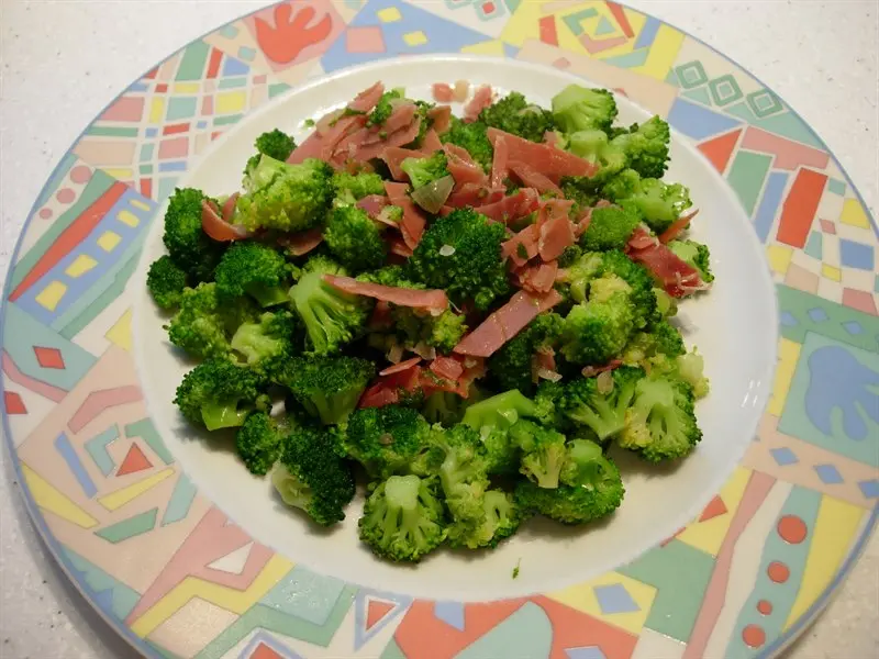 Sautéd broccoli with ham
