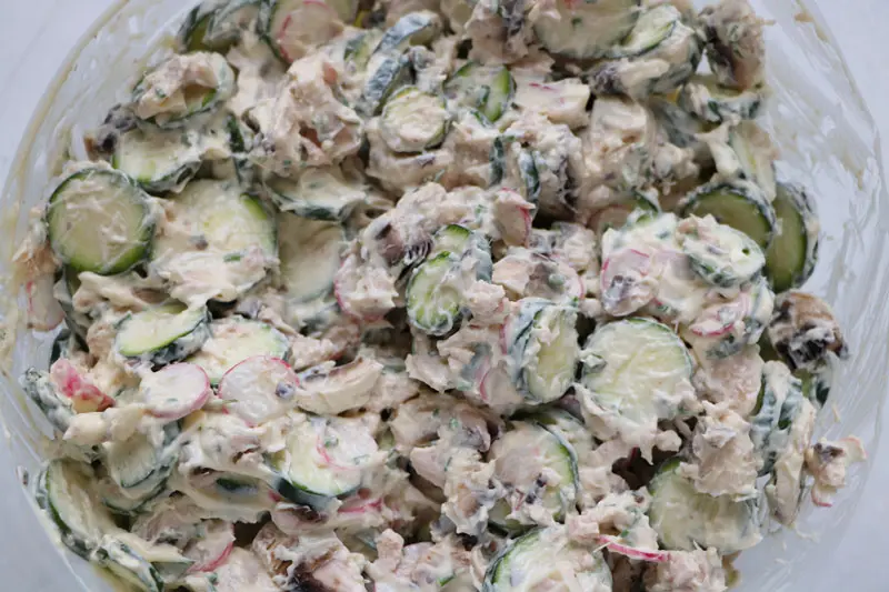 Crunchy courgette and mushroom salad