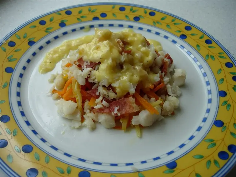 Fish petals, vegetables julienne, and beurre blanc