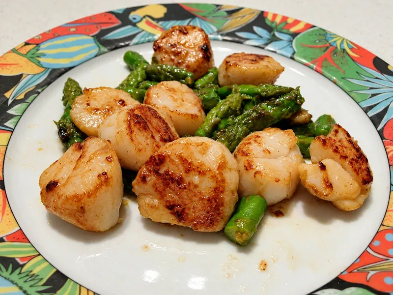 Scallops with green asparagus tips and parmesan