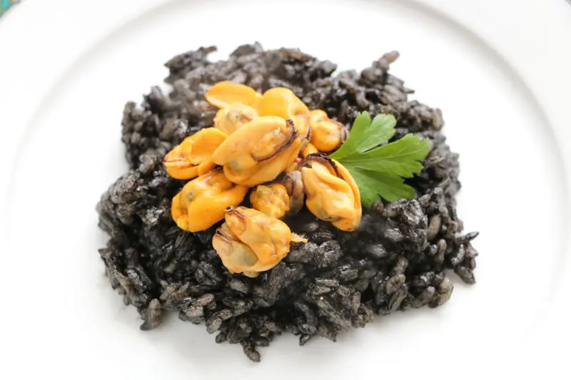 Mussels with arroz negro
