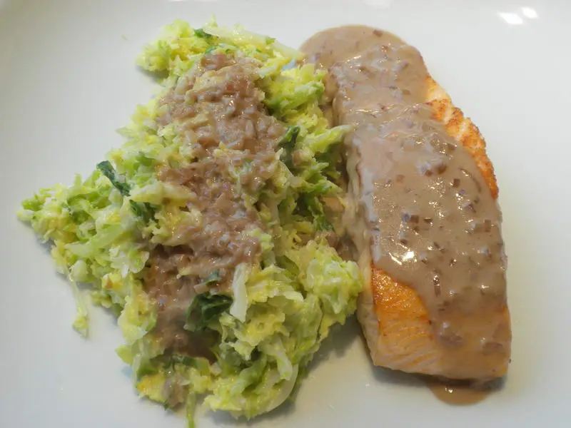 Pan-fried salmon with white cabbage