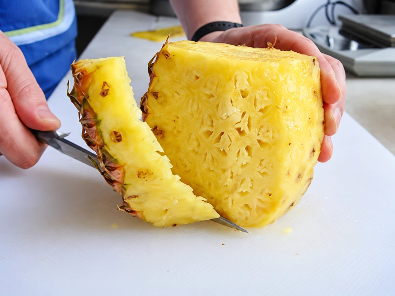 How to peel a pineapple