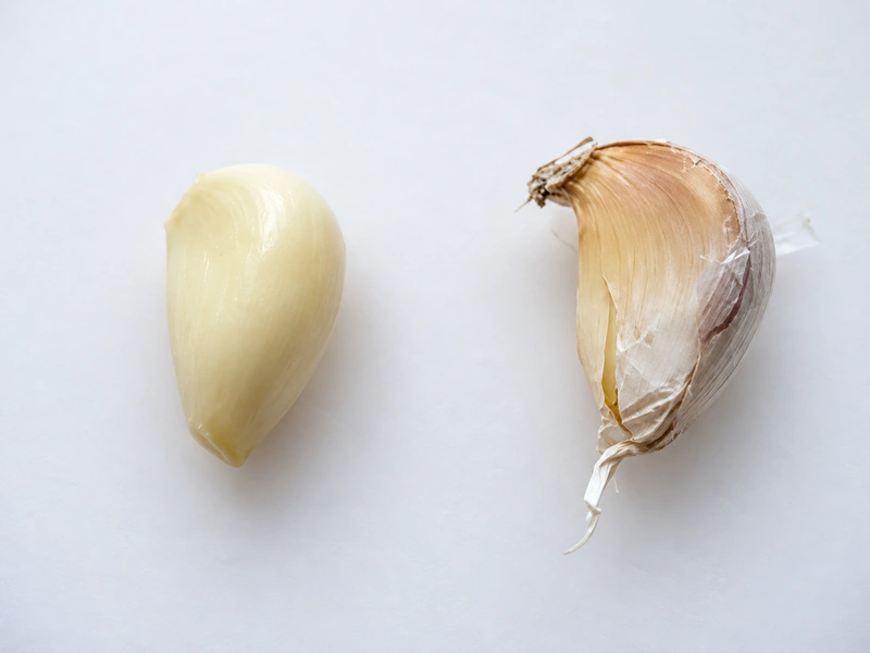 How to peel a  garlic clove easily