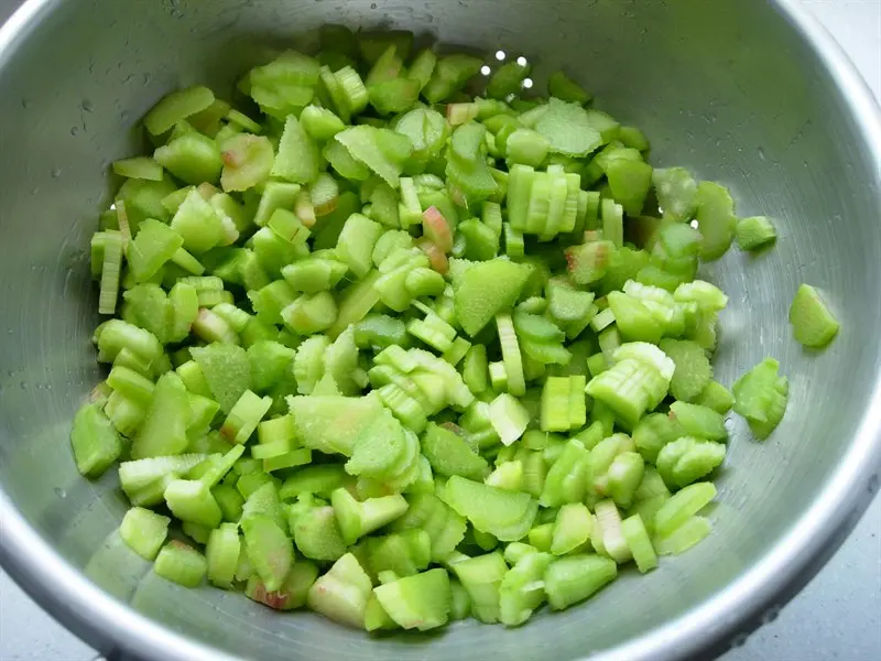 How to prepare rhubarb