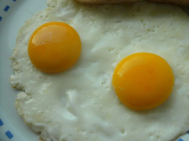 How to fry eggs well