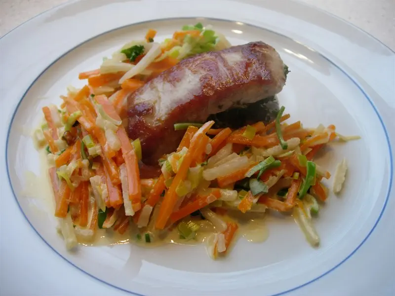 Loin of pork with herbs and julienne vegetables 