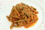 Green beans with tomato and cheddar cheese