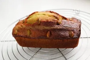 Unmoulding cakes while hot