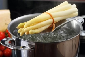 Should asparagus really be cooked in bunches?