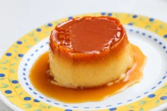 Caramel semolina pudding with raisins