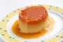[Caramel semolina pudding with raisins]